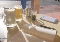 Carnet de voyage, thé à la menthe, jus de fruits secs et guide de vocabulaire marocain © Xavier Desmet - alohabrah.fr