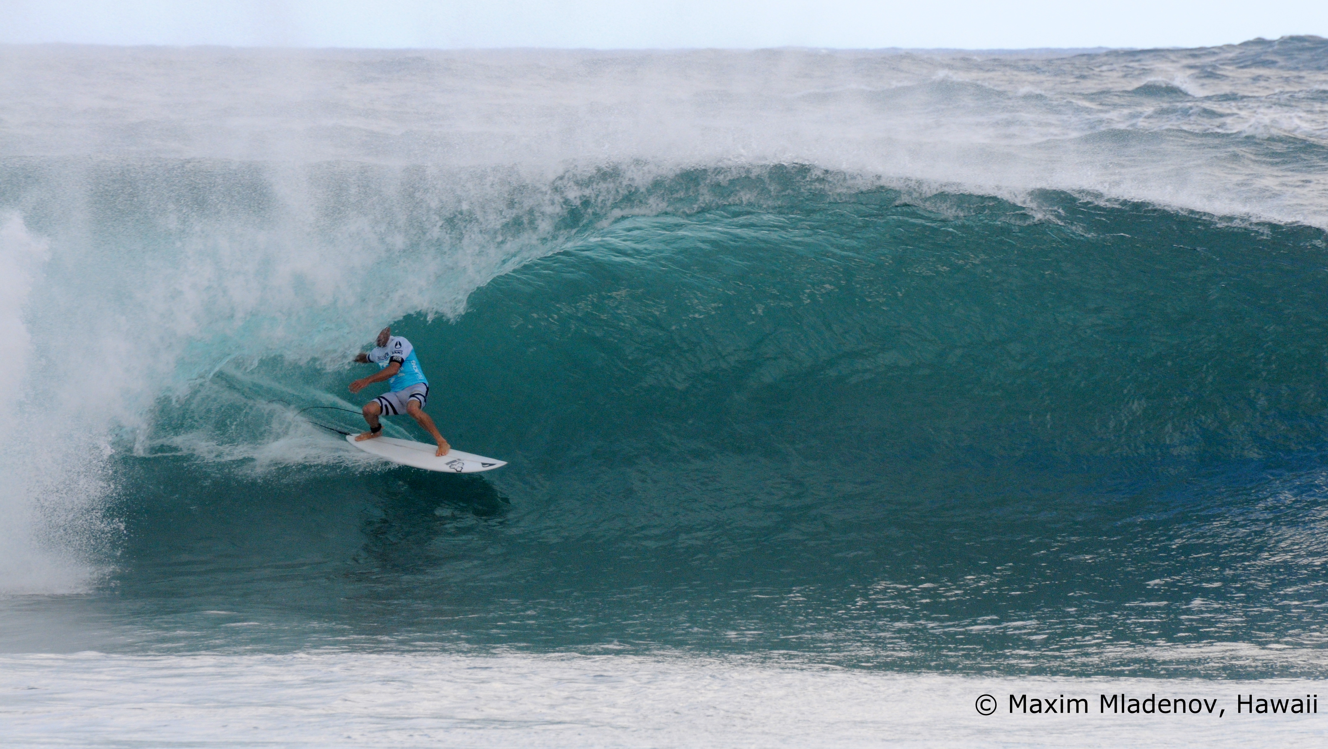 Slater bien câlé dans le barrel joue de son expérience lors de son affrontement avec John Florence, 09-12-2011 © Maxim Mladenov, Hawaii