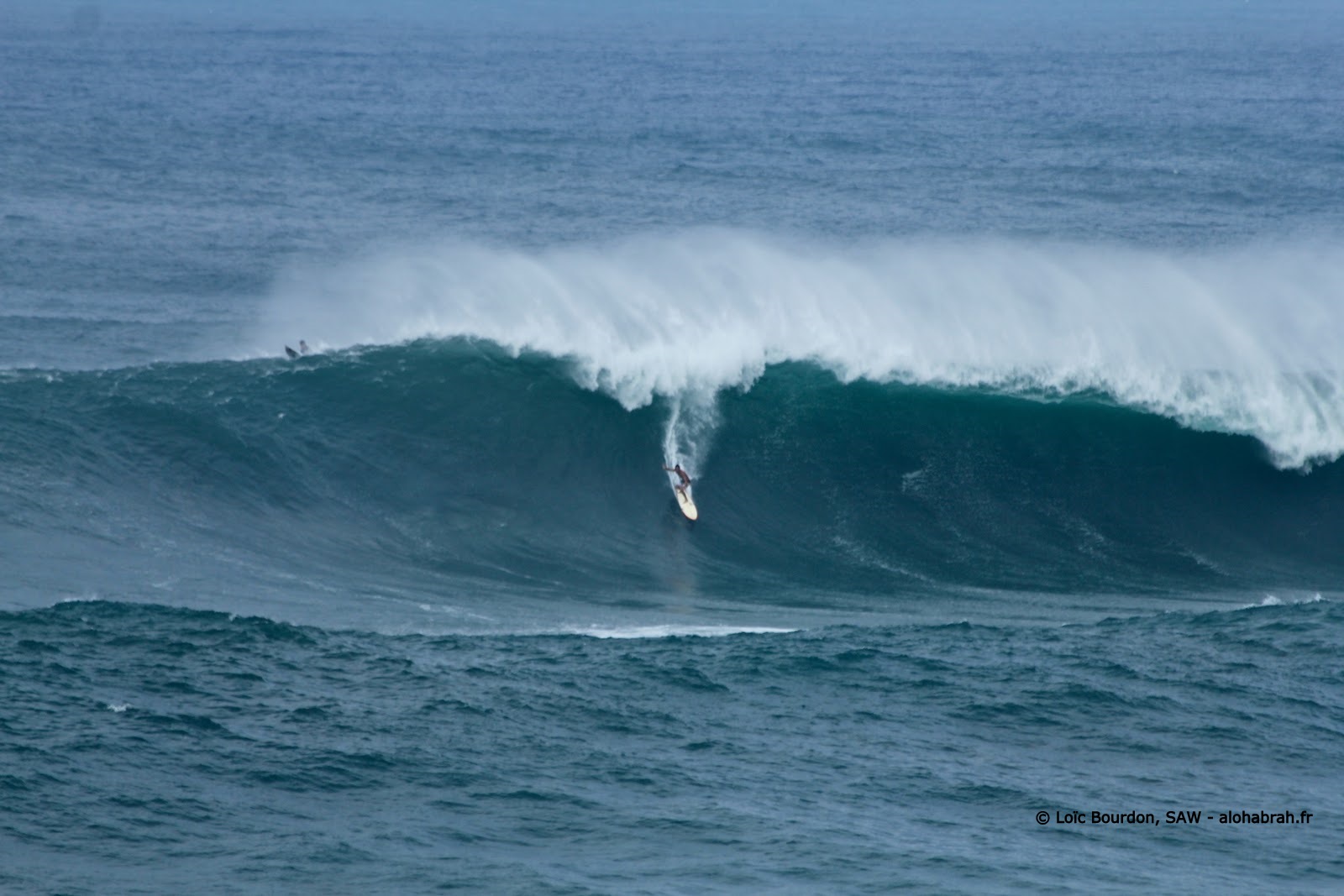 Concours de celui ou celle qui donnera la taille exacte de cette vague - waimea swell du 04-01-12 © Loïc Bourdon, SAW - alohabrah.fr
