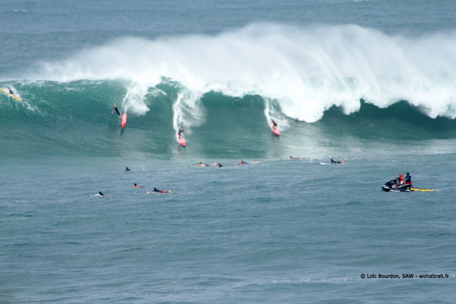 il y avait du monde à leau à waimea lors du swell du 04-01-12 © Loïc Bourdon, SAW - alohabrah.fr