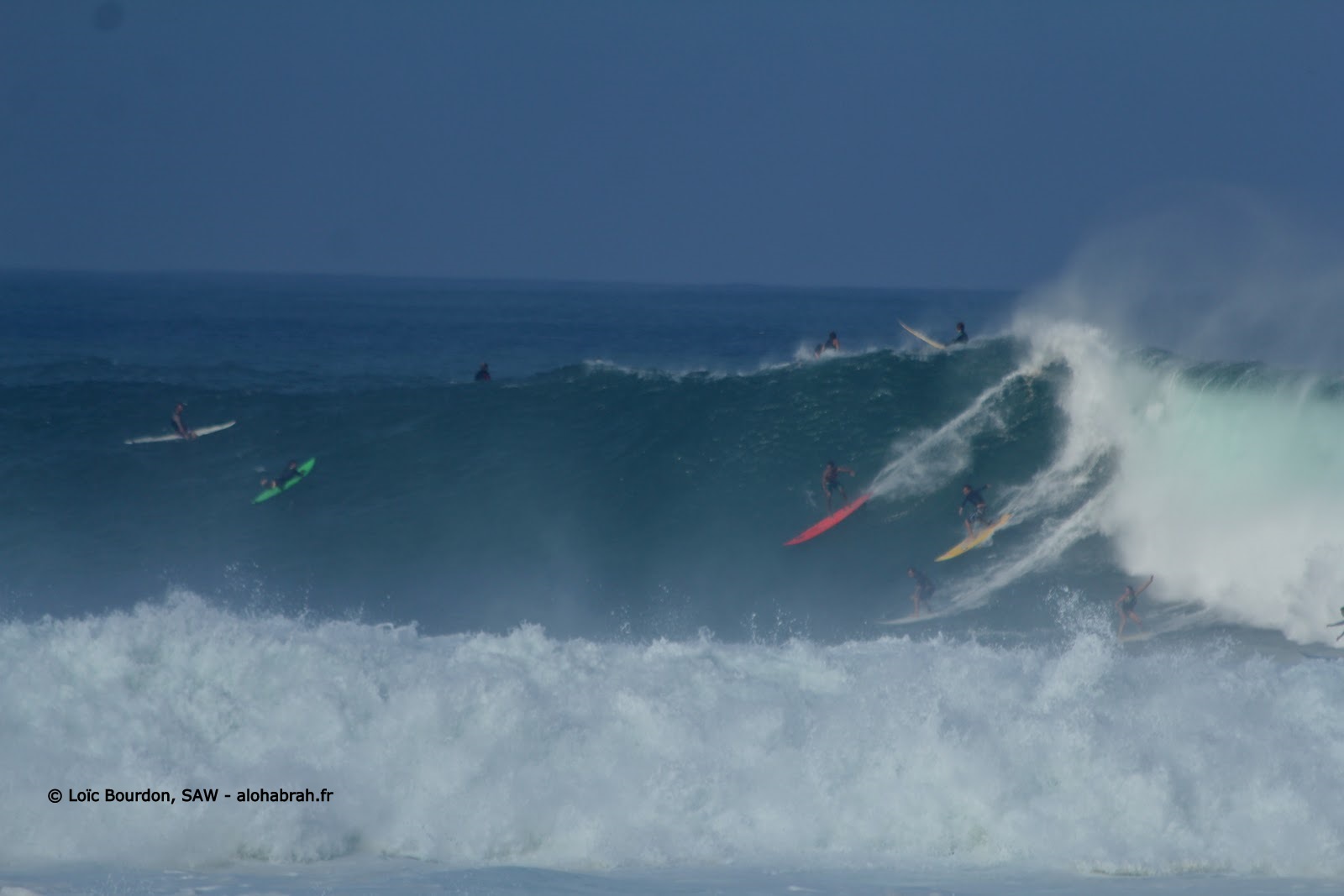 take-off à plusieurs sur la vague de waimea lors du swell du 04-01-12 © Loïc Bourdon, SAW - alohabrah.fr