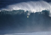 Dave Wassel (HI) attrape une vague à la rame à Jaws le 4 janvier 2012