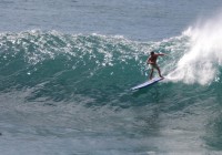 What a Cosko longboard is able to DO, depends on the surfer riding the device in small Waimea aka Pinball © Loic Bourdon - alohabrah.fr